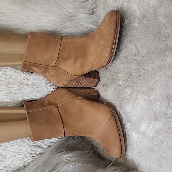 VINCE CAMUTO HADLEY BOOTS - Picture 4 of 10